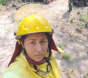 Brigadista pantaneira desafia o fogo para proteger a Serra do Amolar