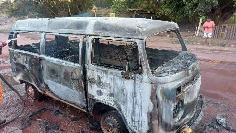 Kombi de entrega de p&atilde;es &eacute; totalmente destru&iacute;da pelo fogo em Corumb&aacute;