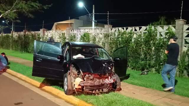 Adolescente de 17 anos morre ap&oacute;s carro bater em muro e motorista &eacute; preso