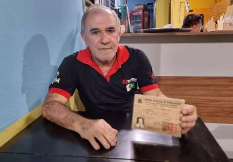 Celso guarda carteira de habilita&ccedil;&atilde;o de charrete tirada pelo pai em 1942