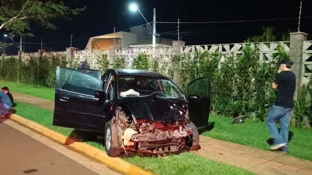 Adolescente de 17 anos morre após carro bater em muro e motorista é preso