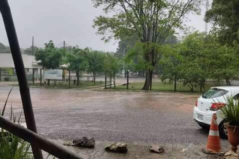 Chuva de 60 mil&iacute;metros causa alagamentos e coloca Bonito em alerta