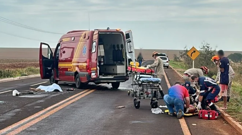Rapaz morre e tr&ecirc;s ficam feridos ap&oacute;s carro sair da pista e capotar