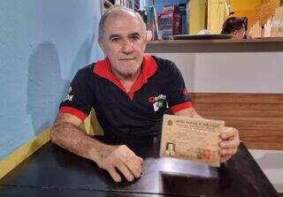 Celso guarda carteira de habilitação de charrete tirada pelo pai em 1942