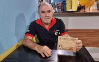 Celso guarda carteira de habilitação de charrete tirada pelo pai em 1942 Celso guarda carteira de habilitação de charrete tirada pelo pai em 1942