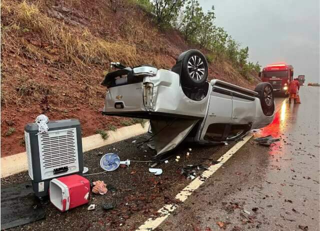 Caminhonete capota v&aacute;rias vezes na BR-359 e deixa tr&ecirc;s pessoas feridas