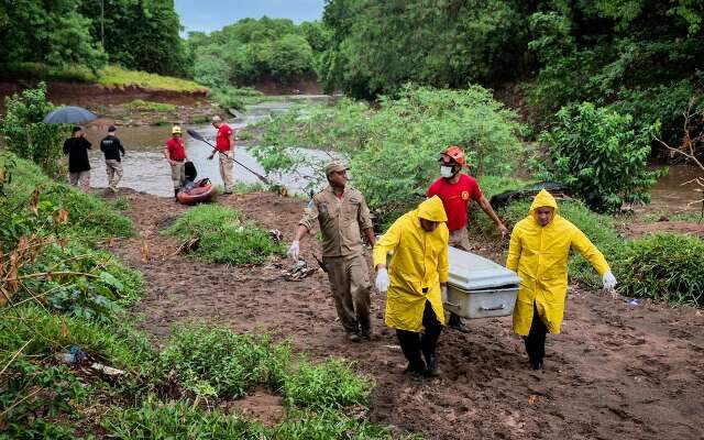 Ap&oacute;s mais de 15 horas, corpo arrastado pela correnteza &eacute; encontrado em rio