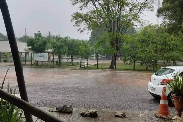 Chuva de 60 mil&iacute;metros causa alagamentos e coloca Bonito em alerta