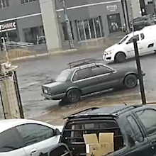 Motociclista e passageira &ldquo;voam&rdquo; ap&oacute;s bater em carro que invadiu preferencial 