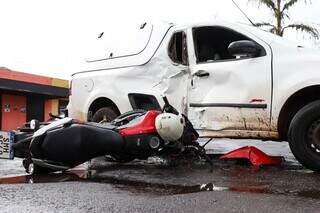 Motociclista e passageira &ldquo;voam&rdquo; ap&oacute;s bater em carro que invadiu preferencial 