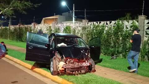 Adolescente de 17 anos morre ap&oacute;s carro bater em muro e motorista &eacute; preso