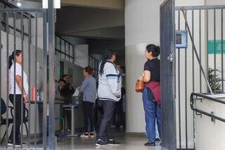 Estudantes chegam cedo às escolas para fazer o vestibular da UFGD Estudantes chegam cedo às escolas para fazer o vestibular da UFGD