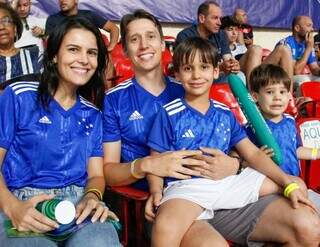 Fam&iacute;lias e f&atilde;s celebram espet&aacute;culo do voleibol nacional em Campo Grande