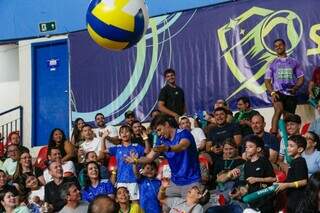Fam&iacute;lias e f&atilde;s celebram espet&aacute;culo do voleibol nacional em Campo Grande