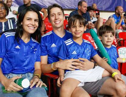 Fam&iacute;lias e f&atilde;s celebram espet&aacute;culo do voleibol nacional em Campo Grande