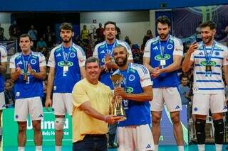Com show de Douglas, o Cruzeiro é campeão da Superliga de Vôlei masculino Com show de Douglas, o Cruzeiro é campeão da Superliga de Vôlei masculino