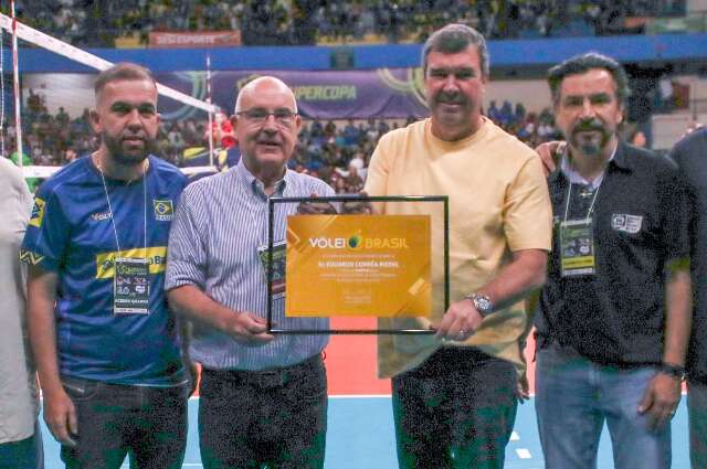 Após sufoco com futebol, governador ganha homenagem no vôlei 