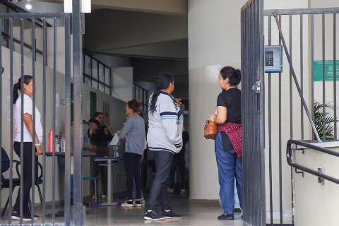 Estudantes chegam cedo &agrave;s escolas para fazer o vestibular da UFGD
