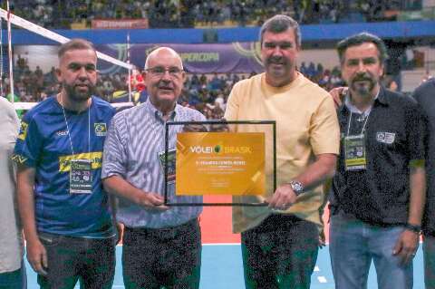 Ap&oacute;s sufoco com futebol, governador ganha homenagem no v&ocirc;lei 