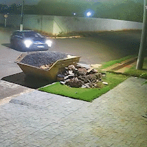 C&acirc;mera flagra carro invadindo cal&ccedil;ada e batendo em muro no Vilas Boas