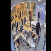 Homem finge esperar esposa e furta 15 pe&ccedil;as de roupa em loja de shopping