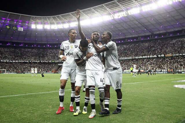 Botafogo vence Cear&aacute; por 2 a 0 e se mant&eacute;m na briga pelo G-4 do Brasileir&atilde;o