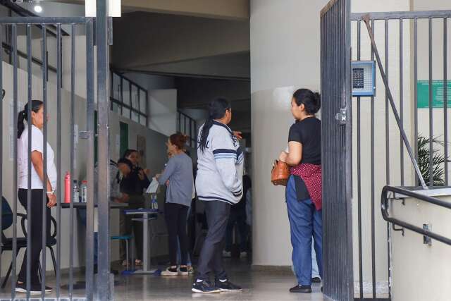 Estudantes chegam cedo &agrave;s escolas para fazer o vestibular da UFGD