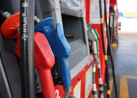 Pre&ccedil;o da gasolina na refinaria j&aacute; caiu 10,3% no ano, mas na bomba s&oacute; cresce