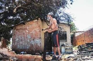 Recicl&aacute;veis viram cinzas em inc&ecirc;ndio: &quot;n&atilde;o tenho nem o que comer&quot;, diz catador