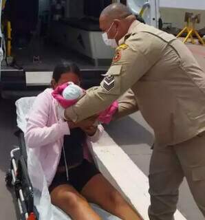 Pai faz parto da filha no meio do Pantanal com ajuda dos bombeiros por telefone Pai faz parto da filha no meio do Pantanal com ajuda dos bombeiros por telefone