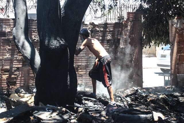 Recicl&aacute;veis viram cinzas em inc&ecirc;ndio: &quot;n&atilde;o tenho nem o que comer&quot;, diz catador