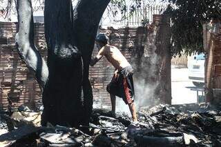 Recicl&aacute;veis viram cinzas em inc&ecirc;ndio: &quot;n&atilde;o tenho nem o que comer&quot;, diz catador