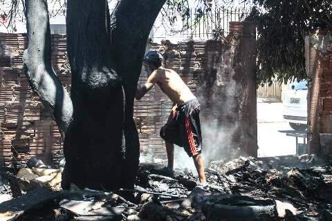 Materiais viram cinzas em inc&ecirc;ndio: &quot;n&atilde;o tenho nem o que comer&quot;, diz catador