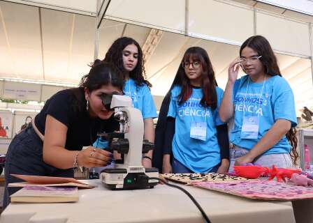 Com pesquisadora da NASA, UFMS inspira jovens a seguir carreiras cient&iacute;ficas