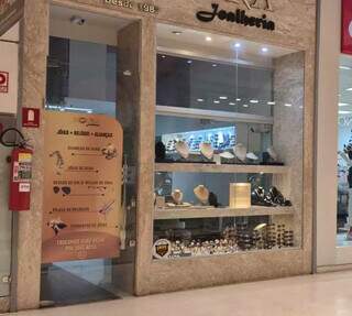 PM cita a&ccedil;&atilde;o profissional em tentativa de furto a joalheria, mas nada foi levado