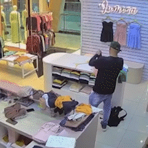 Homem finge esperar esposa e furta 15 peças de roupa em loja de shopping