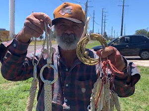 Capataz abandona lida e passa o dia vendendo lembran&ccedil;a de fazenda 