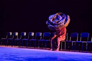 Mostra transforma cidade em palco de arte sobre corpo e identidade