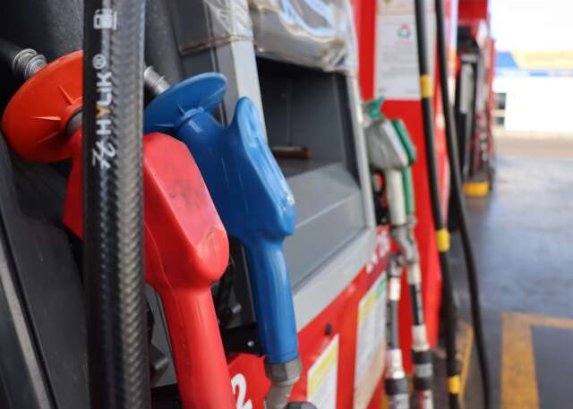 Pre&ccedil;o da gasolina na refinaria j&aacute; caiu 10,3% no ano, mas na bomba s&oacute; cresce