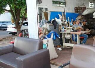 Tapeceiro h&aacute; 40 anos encara qualquer estofado, de sof&aacute; a caix&atilde;o 