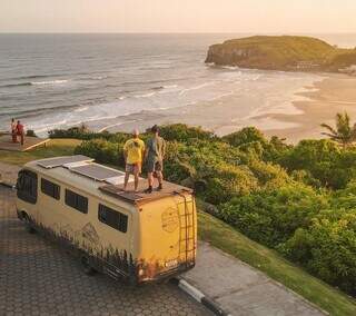 H&aacute; 4 anos, casal desistiu de tudo para ter paz em motorhome
