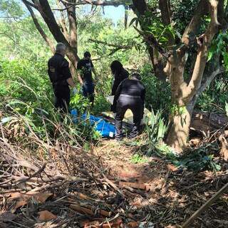 Homem é morto a pauladas e encontrado enterrado às margens de córrego Homem é morto a pauladas e encontrado enterrado às margens de córrego