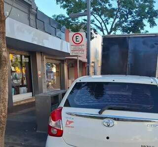 Motorista reclama de carros em vagas de carga e descarga no Centro