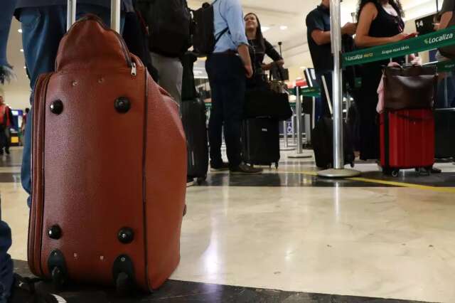 Viajar de avião sem mala de mão segue as regras, diz Anac