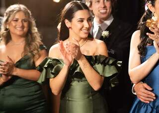 Avó faz sucesso ao costurar vestido da noiva e das mulheres da família Avó faz sucesso ao costurar vestido da noiva e das mulheres da família