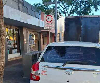 Motorista reclama de carros em vagas de carga e descarga no Centro