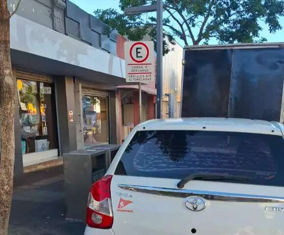 Motorista reclama de carros em vagas de carga e descarga no Centro