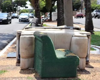 Sem destinação correta, lixo espalhado na cidade é retrato do descuido coletivo Sem destinação correta, lixo espalhado na cidade é retrato do descuido coletivo