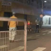 Despreocupado, grupo de patinadores &eacute; flagrado em faixa exclusiva de &ocirc;nibus
