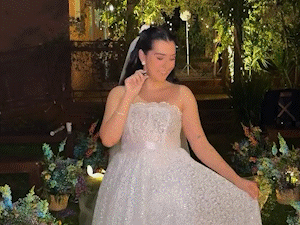 Av&oacute; faz sucesso ao costurar vestido da noiva e das mulheres da fam&iacute;lia